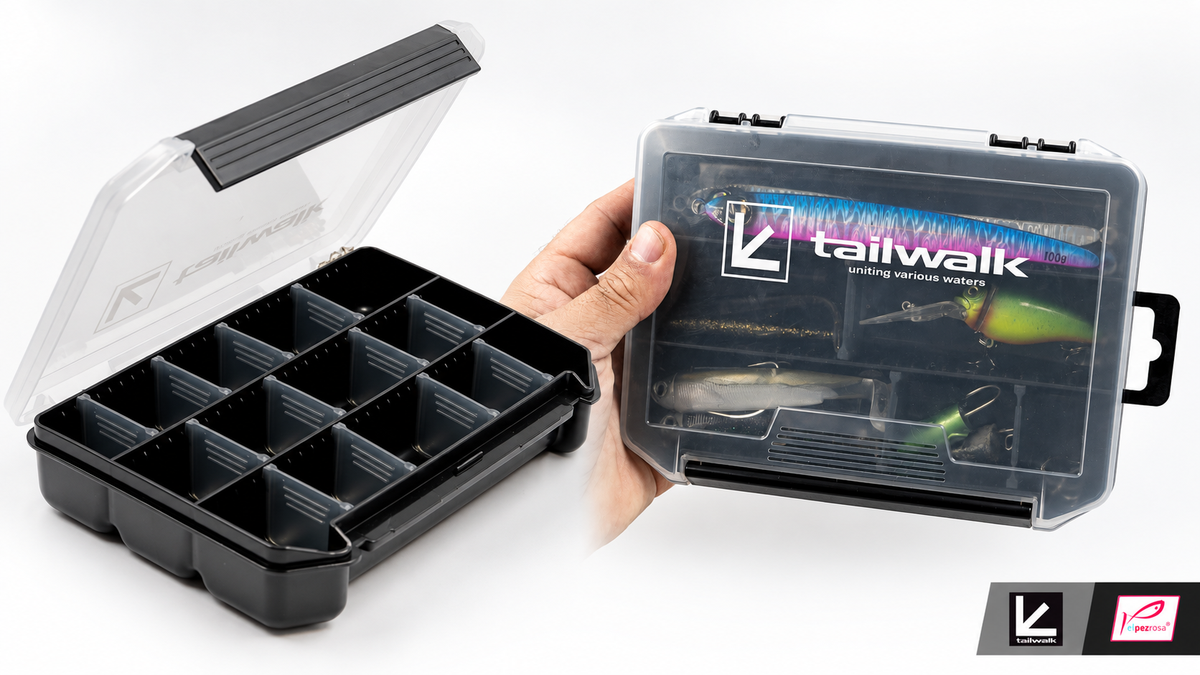 Caja MEIHO tailwalk FREE CASE 800ND en dos vistas: abierta con los 12 separadores colocados formando compartimentos, y cerrada en la mano con un jig largo, un minnow y vinilos dentro