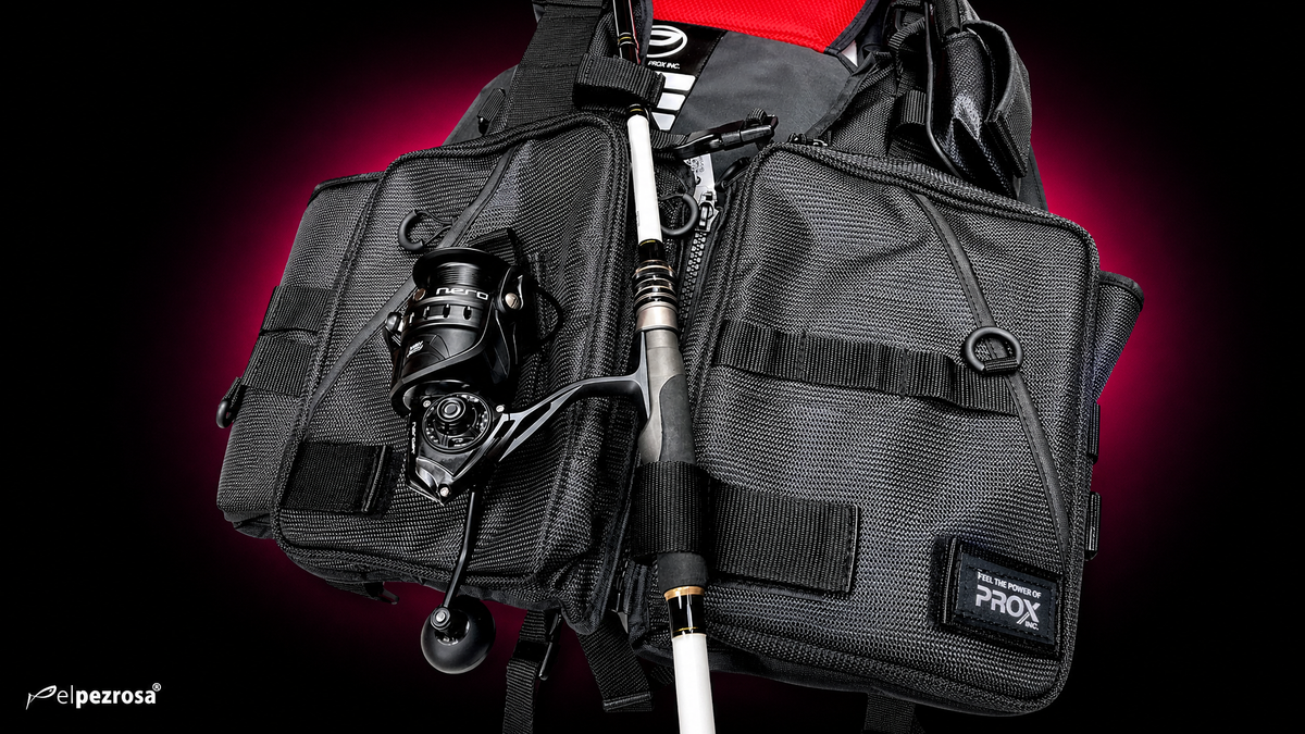 Prox Floating Game Vest PX313SPKR - ca?a montada con su carrete sujeta al frontal del chaleco con las cintas de velcro