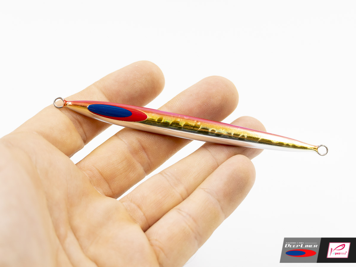 Deep Liner Spy-N de 30 g en color 16 Pagrus sobre la mano: 10 cm de jig