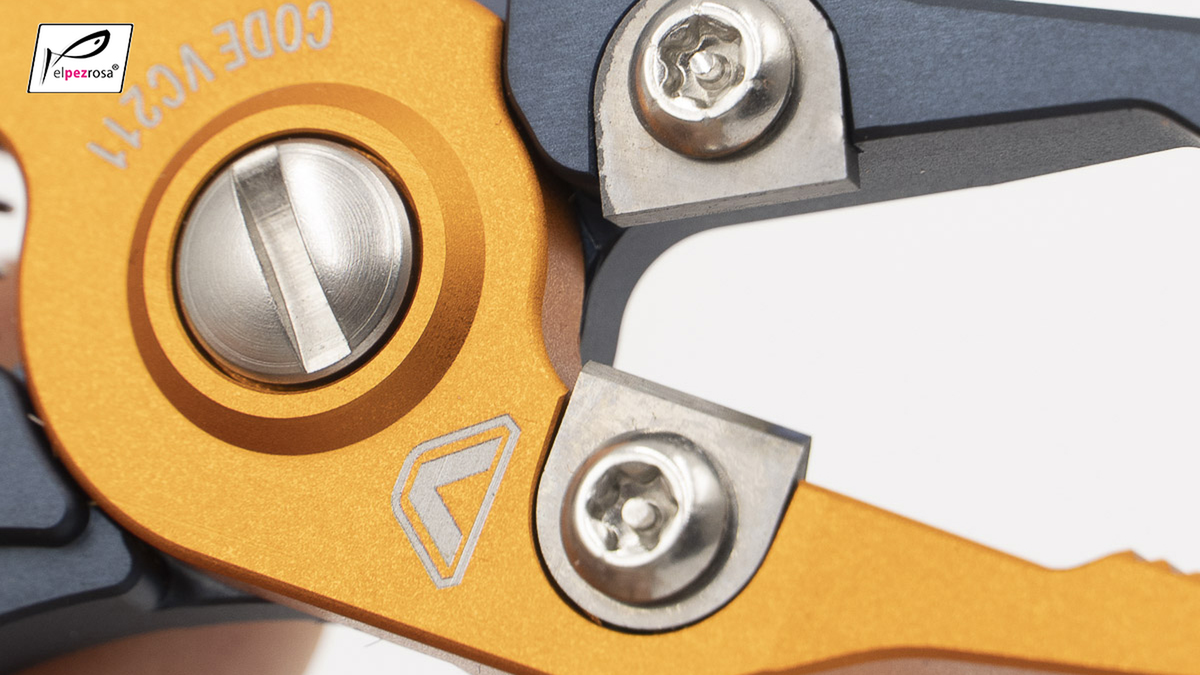 Detalle del Viceo Tiny Split Pliers VC211: cuerpo de duraluminio, cuchillas de tungsteno y tornillos de acero inoxidable