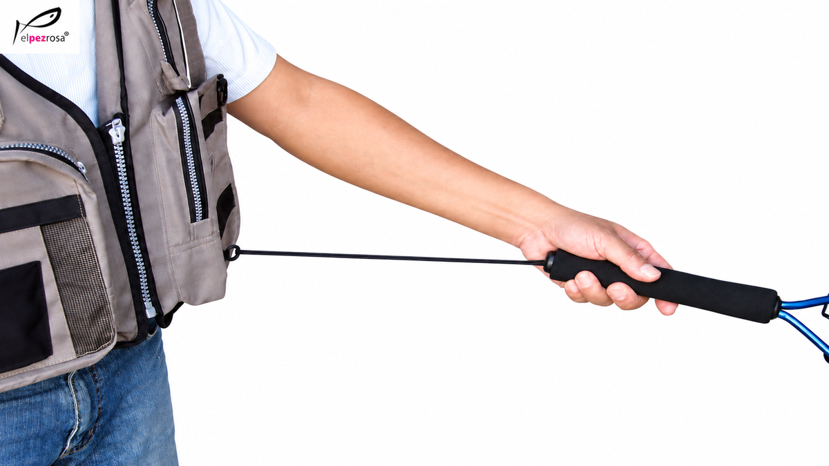 Prox Rubber Landing Net Short Grip sujeta por la empu?adura, con el cord?n el?stico estirado desde el chaleco
