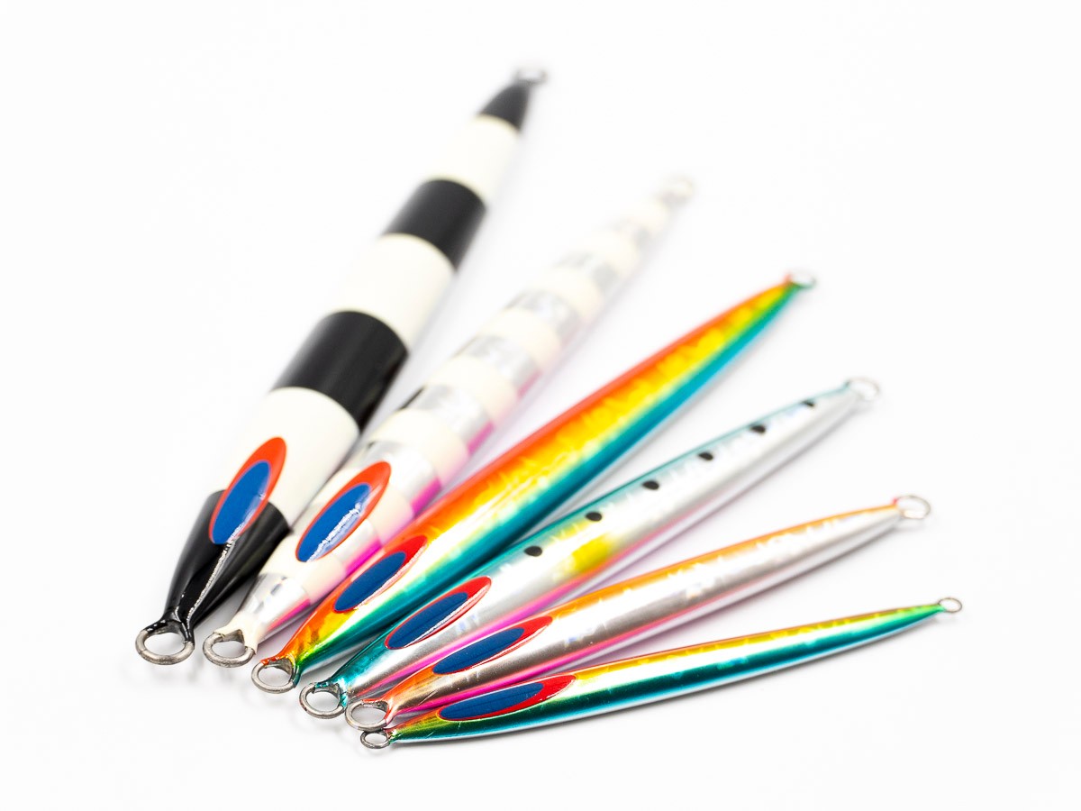 Varios jigs Deep Liner SPY-N sobre fondo blanco, con distintos acabados y tama?os.